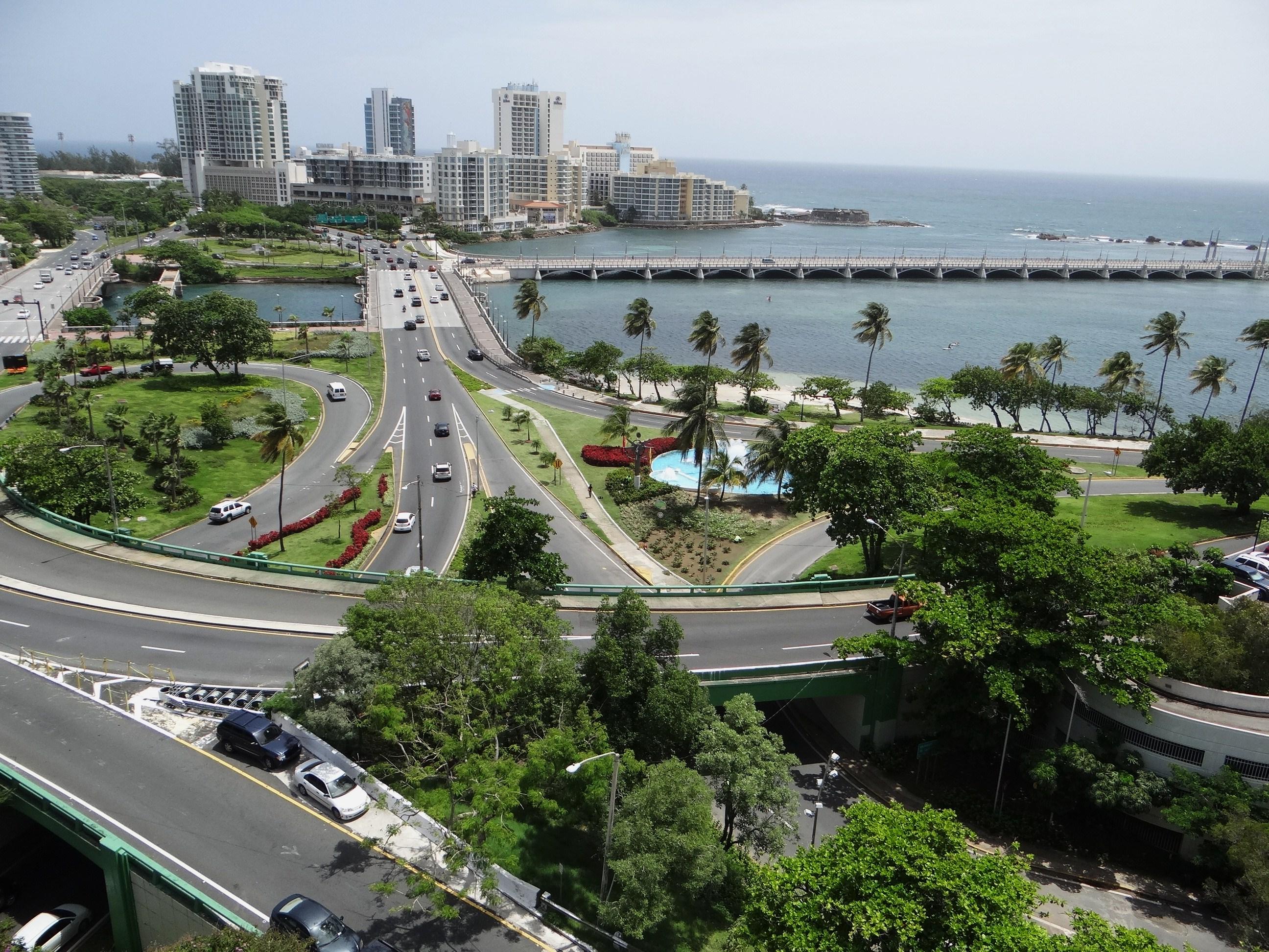 Vista desde la azotea del Edificio del Departamento de Justicia - San Juan (Miramar) - 2013 00054